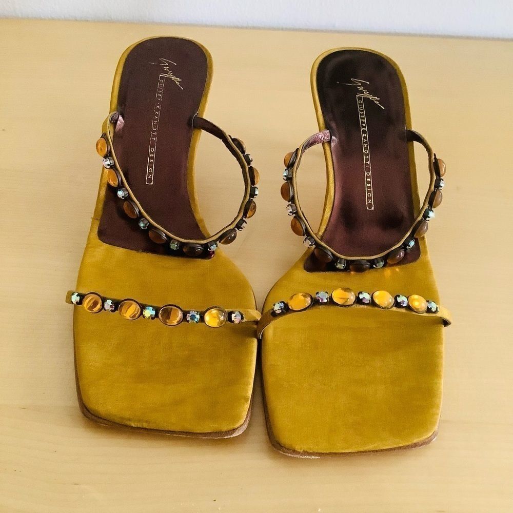 GIUSEPPI ZANOTTI SQUARE TOE VINTAGE CRYSTAL GOLD HEEL SIZE 9
NWOT